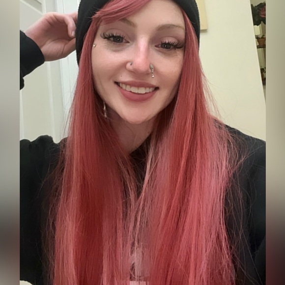 Pink/red wig with bangs - Picture 3 of 3
